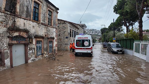 Foça’da yağış rekoru kırıldı